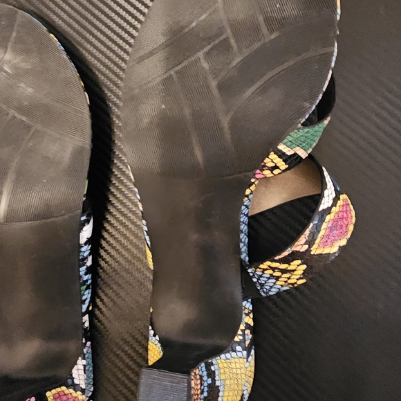 Snakeskin looking sandals by Array - Picture 2 of 4